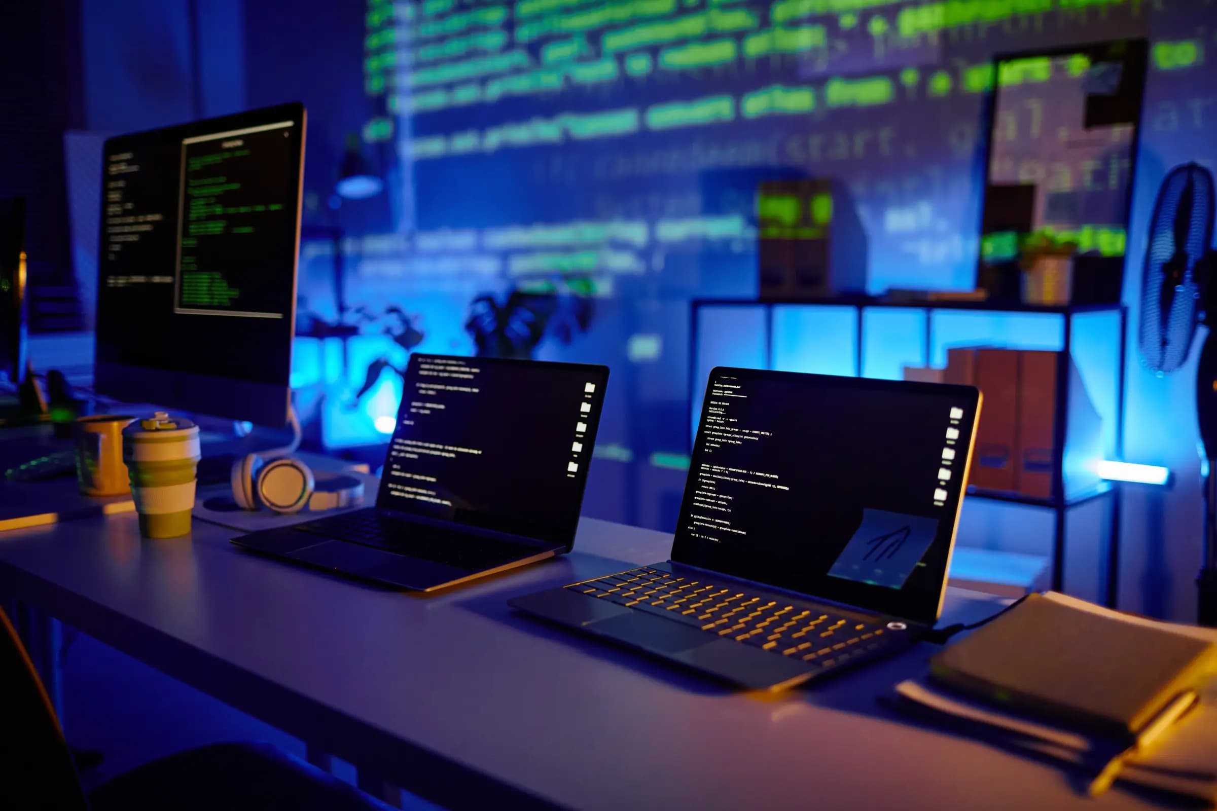 Pantallas con código en un espacio de trabajo de desarrollo web